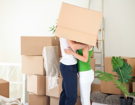 Residential move process with careful transport of household belongings